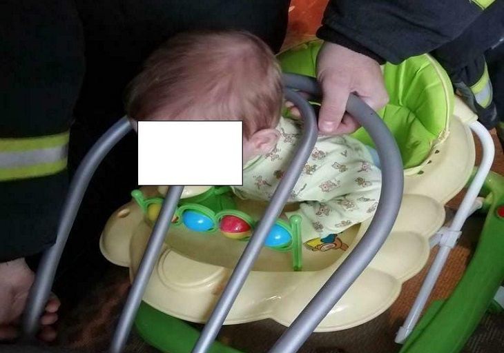 В Мозыре семимесячный малыш застрял между прутьями спинки стула. Помогли спасатели