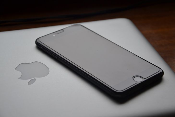 планшет и смартфон от Apple