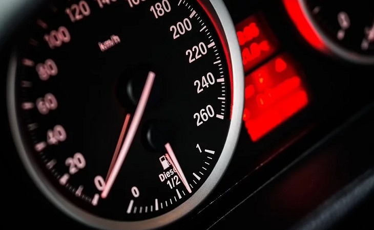 В России женщина посадила 6-летнего сына за руль. Автомобиль разогнался до 130 км/ч В России женщина посадила 6-летнего сына за руль. Автомобиль разогнался до 130 км/ч