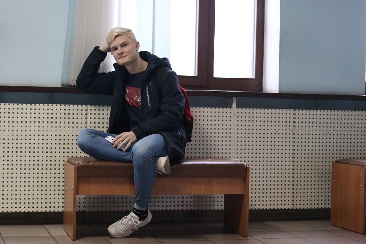 «Для меня главный способ откосить от армии – сдать сессию». Мнение будущих призывников действительно ставит в ступор парень блондин