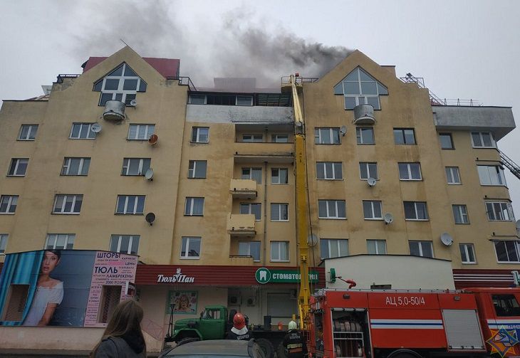 В Гродно произошел пожар на крыше многоэтажки: тушили целый час