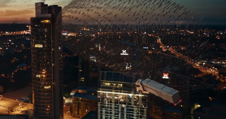 грузовик над городом, дроны