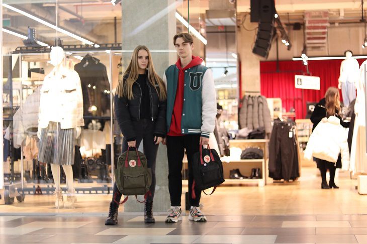 молодые люди на шопинге