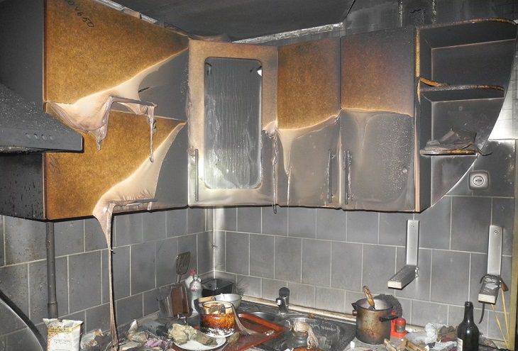 В Гомеле спасатели вынесли из горящей квартиры пенсионера