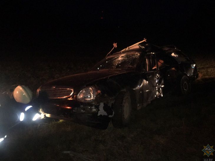 В Ошмянском районе автомобиль опрокинулся в кювет: потребовалась помощь МЧС