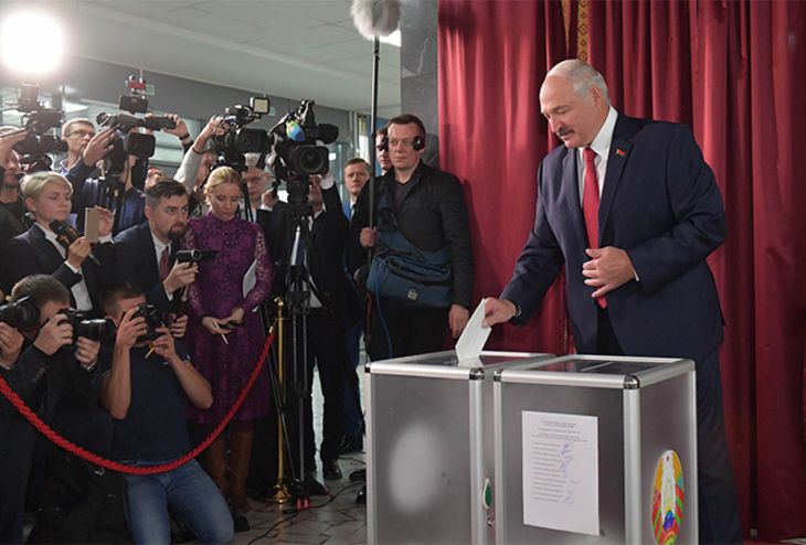 Лукашенко рассказал, под чью дудку пляшет Польша