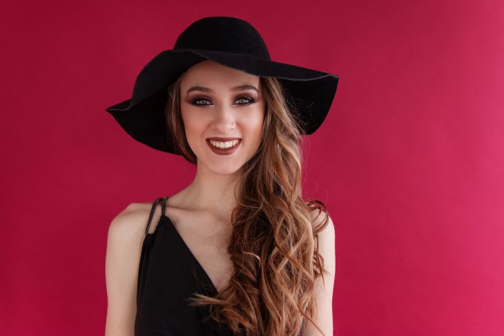 девушка улыбается