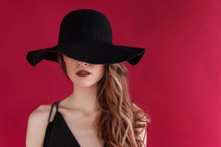 7 вещей, которые нужно совершить уважающей себя женщине девушка в шляпе