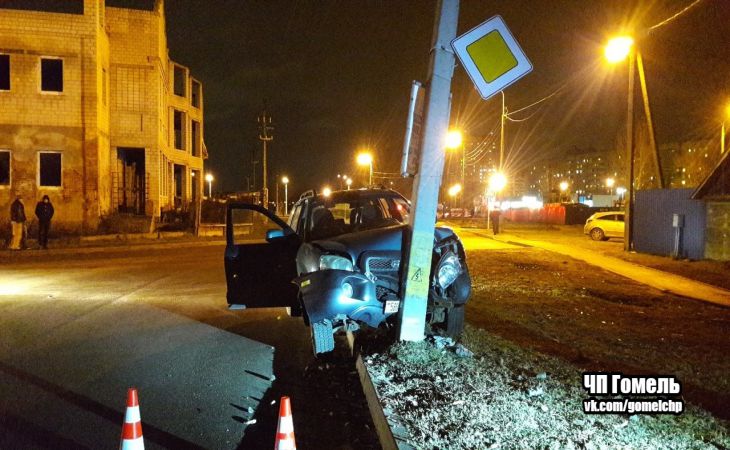 В Гомеле пьяная автоледи попала в аварию, пыталась скрыться, но врезалась в столб В Гомеле пьяная автоледи попала в аварию, пыталась скрыться, но врезалась в столб