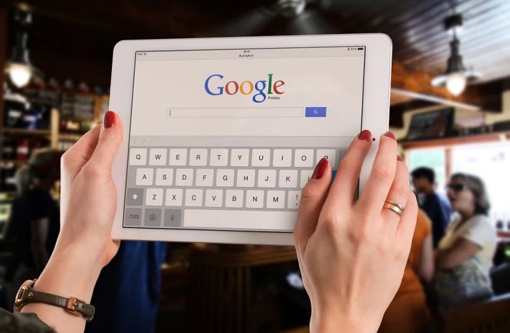Google запустила бесплатную альтернативу SMS-сообщениям планшет в руках, Google