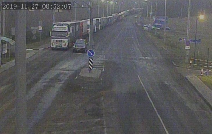 На границе с Литвой образовались большие очереди из грузовиков На границе с Литвой образовались большие очереди из грузовиков