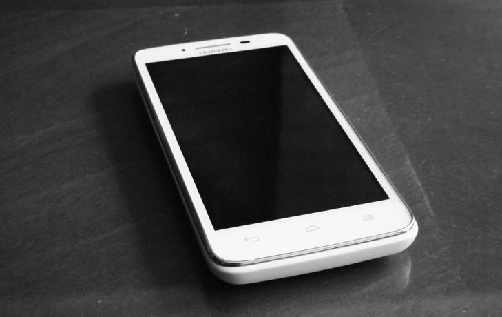 смартфон на столе