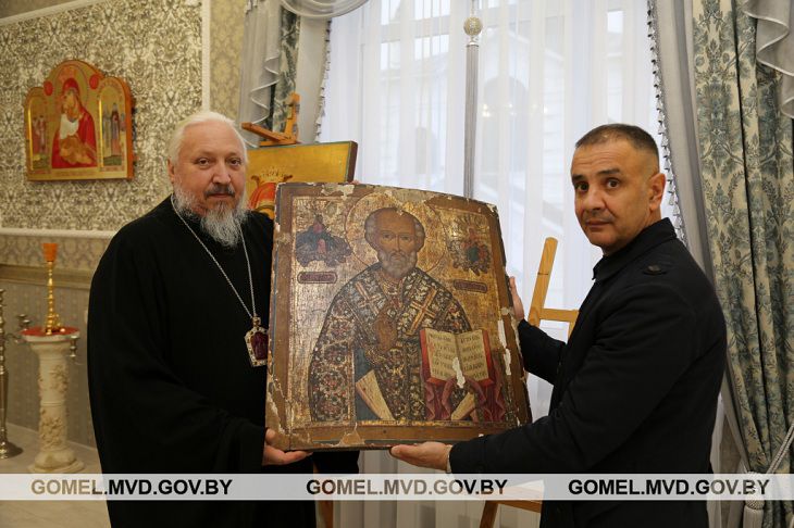 Милиция возвратила украденные в церкви картины в Гомельскую епархию