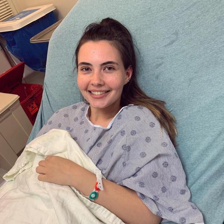 Редкий случай: девушка не может принимать душ, плакать и потеть