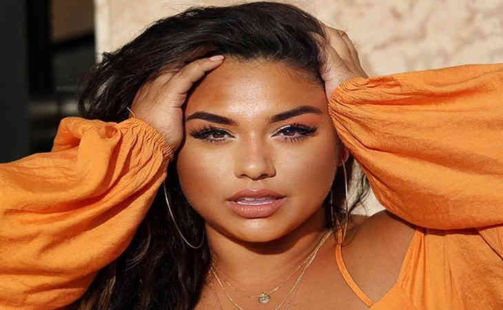 Девушка, над чьей фигурой постоянно насмехались, стала моделью и утёрла всем нос Девушка, над чьей фигурой постоянно насмехались, стала моделью и утёрла всем нос