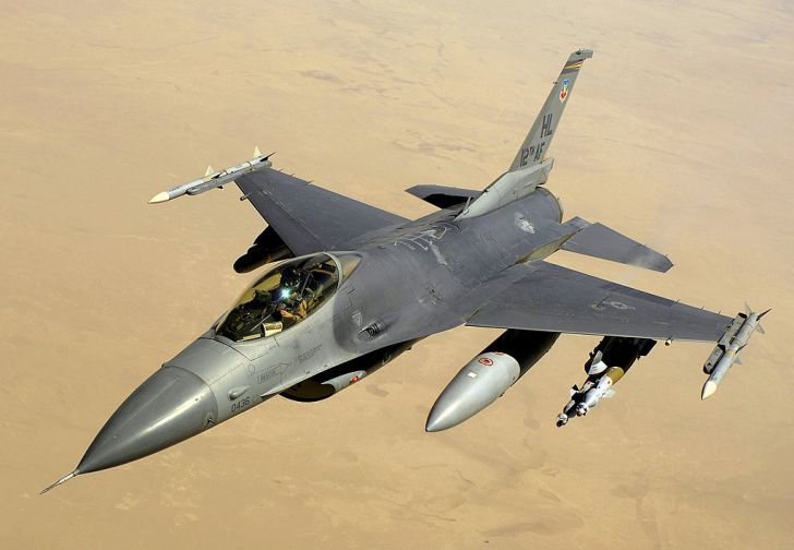 истребитель F-16 в воздухе 