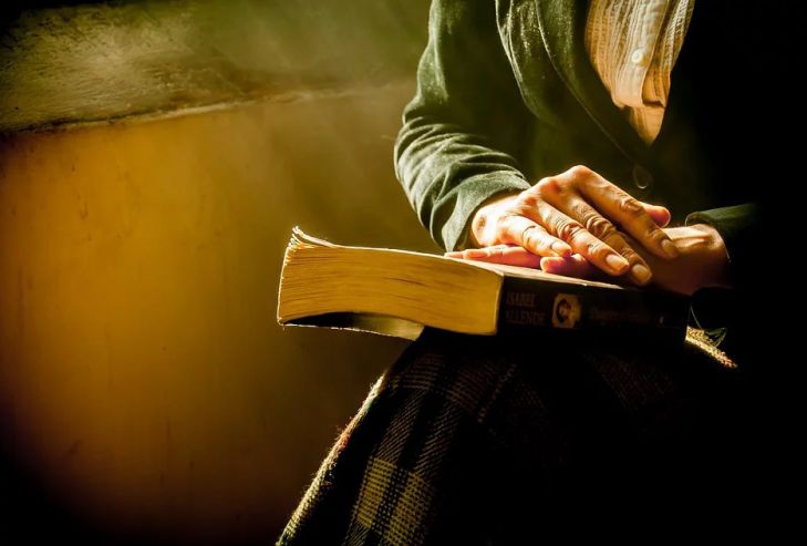 Нежелание читать в три раза повышает риск слабоумия Руки на книге