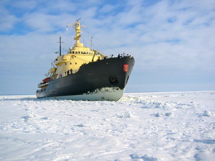 Ледокол в Арктике