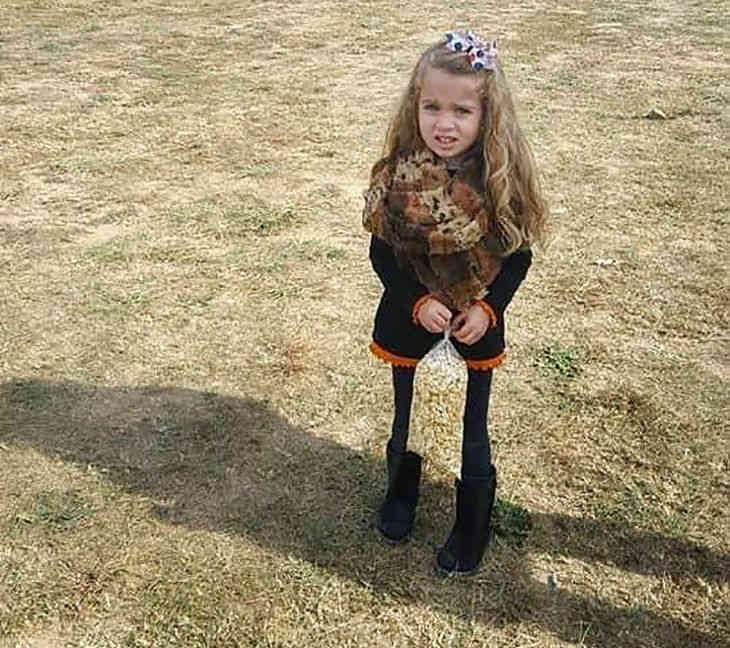 Оптическая иллюзия: соцсети шокировал снимок девочки с очень худыми ногами
