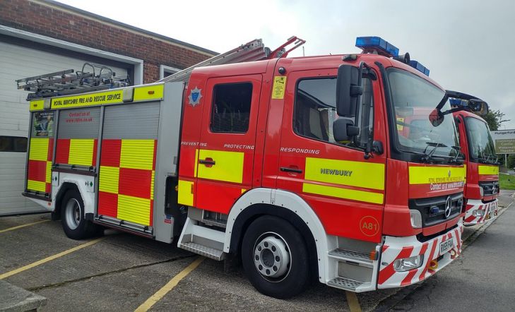 Мужчина угнал пожарную машину и направился в людный парк пожарная машина