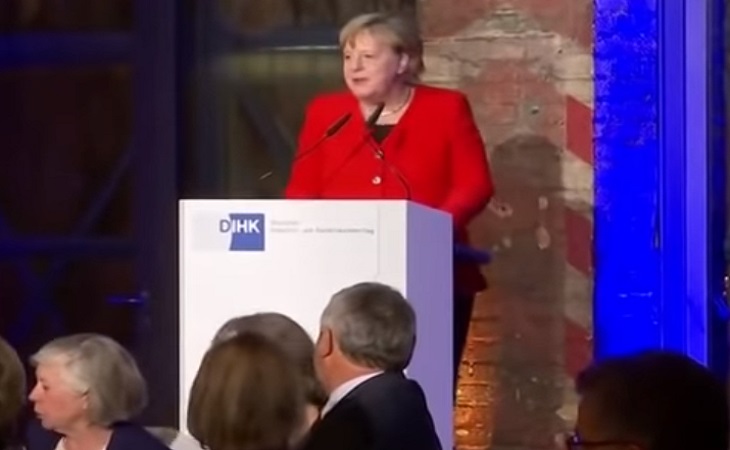 Упала и пошутила: Меркель неудачно поднялась на сцену