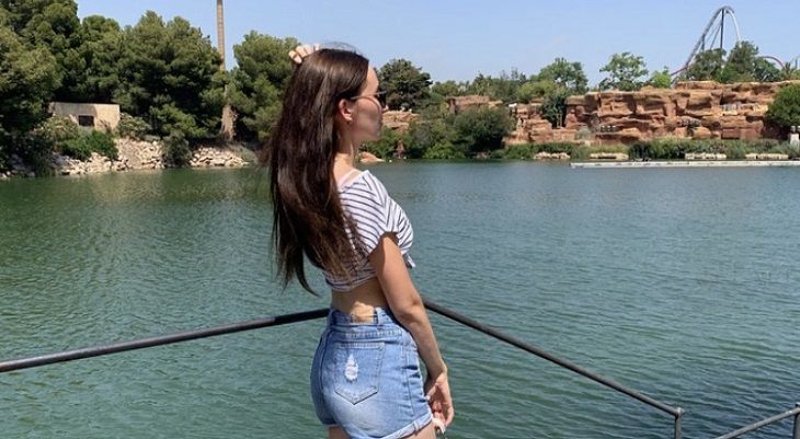 девушка у моря