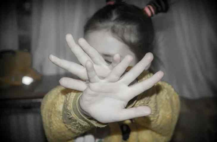 В России мужчина насиловал 8-летнюю падчерицу, пока её мать спала рядом