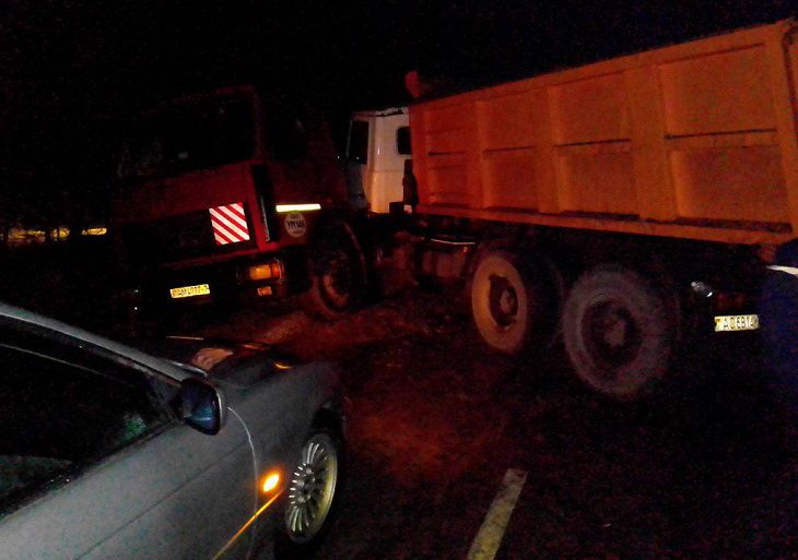 Под Минском из-за гололеда столкнулись два МАЗа. ГАИ: дороги превратились в «каток»