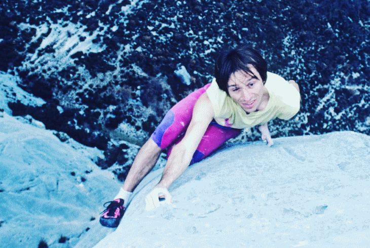 «Человек-паук» поднялся на 152-метровый небоскреб в Париже «Человек-паук» поднялся на 152-метровый небоскреб в Париже