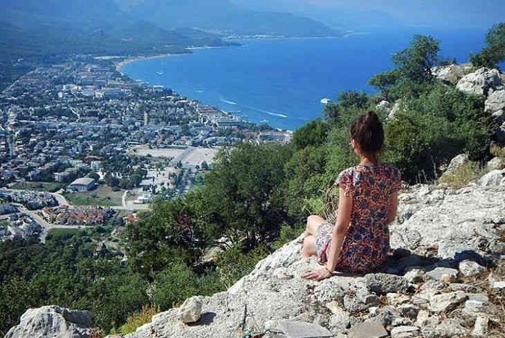 девушка у гор