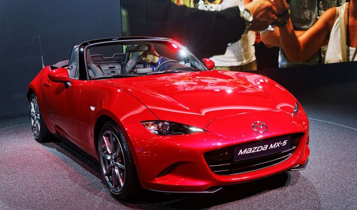 Mazda продемонстрировала Roadster с откидным верхом автомобиль Mazda