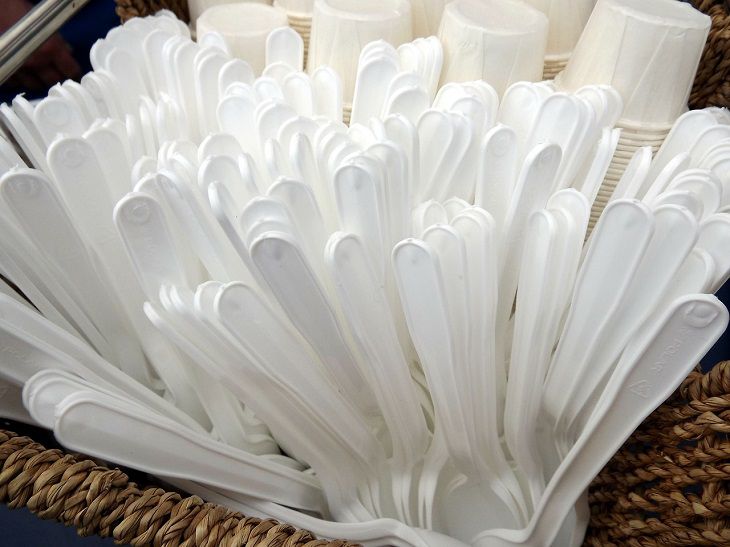 С 2021 года в Беларуси полностью запретят пластиковую посуду в объектах общепита