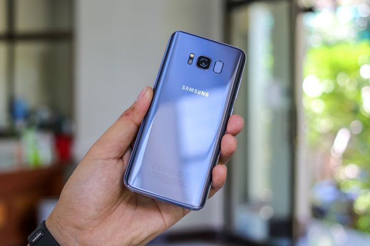 Samsung Galaxy S11 получит невероятный 100-кратный зум смартфон в руке, Samsung, камера