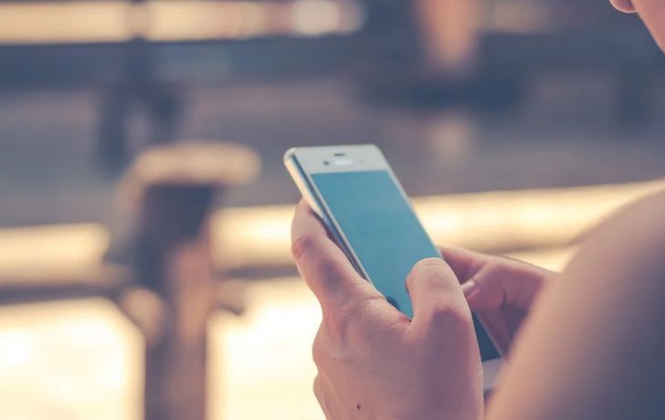 8-летняя девочка погибла после того, как у неё отобрали смартфон 8-летняя девочка погибла после того, как у неё отобрали смартфон