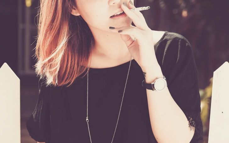 девушка с сигаретой руке