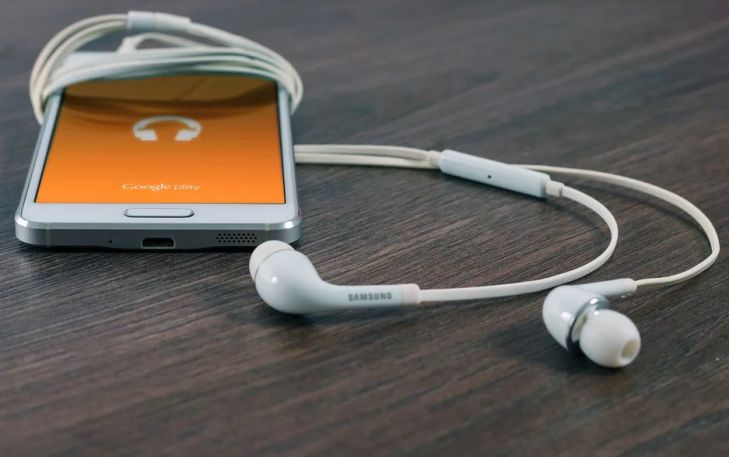 Смартфоны на Android могут быть взломаны через наушники Смартфон с подключёнными наушниками