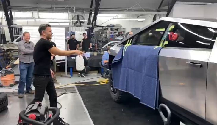 испытание стекла Tesla Cybertruck