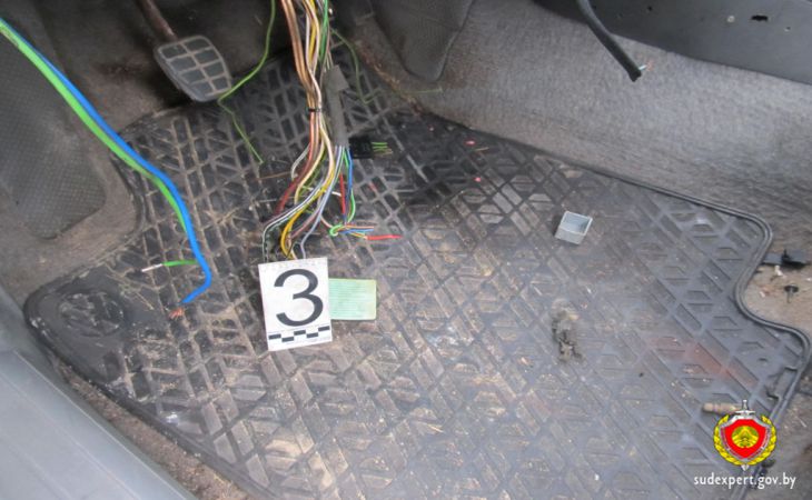 В Брестском районе парни пытались угнать автомобиль без аккумулятора