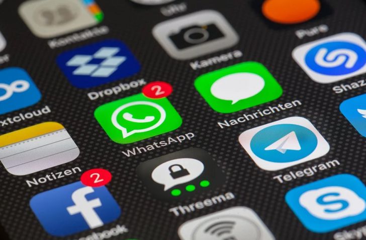 Хакеры нашли способ взломать телефон через WhatsApp экран смартфона, иконки приложений