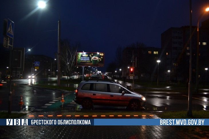 В Бресте на переходе сбили школьницу. Девочка шла на зеленый свет