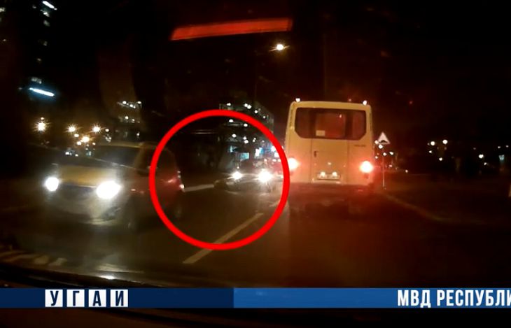 В Минске сбили 9-летнего мальчика, перебегавшего дорогу вне перехода. Авария попала на видео