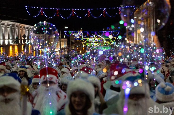 Без снега, но с парадом Дедов Морозов: в Витебске зажгли главную елку города