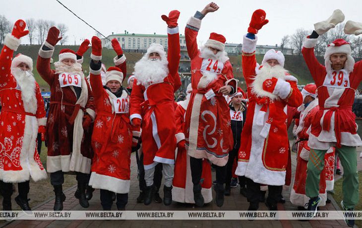 Дождь празднику не помеха. В Могилеве состоялся забег Дедов Морозов