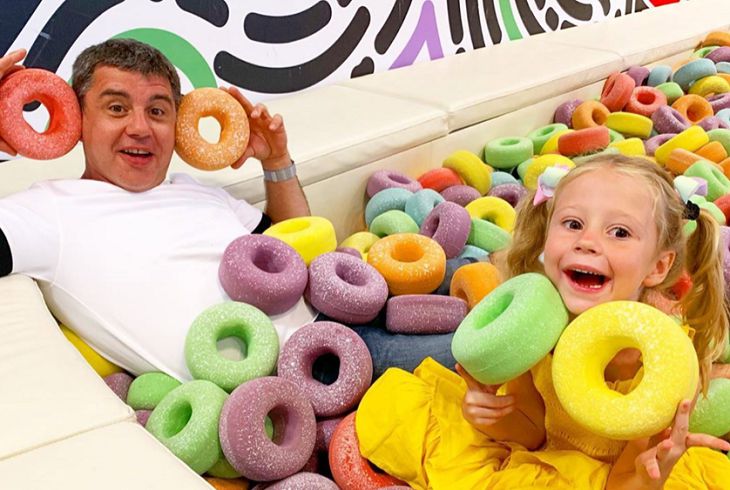 Пятилетняя девочка за год заработала около $18 миллионов. Смотрите, чем она занимается