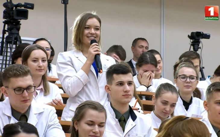 «Тут нет твоего молодого человека?» Лукашенко «пофлиртовал» со студенткой