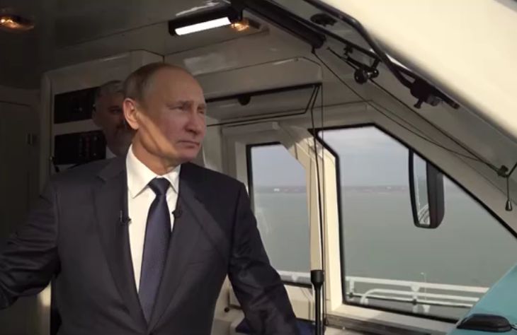 Путин открыл движение поездов по Крымскому мосту, проехав в кабине машиниста