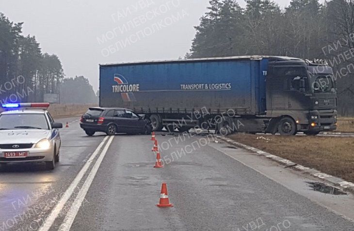 В Могилевском районе фура не уступила дорогу «Мазде»: пострадали два человека