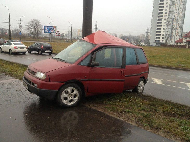 В Минске «Фиат» врезался в осветительную опору: водитель в больнице