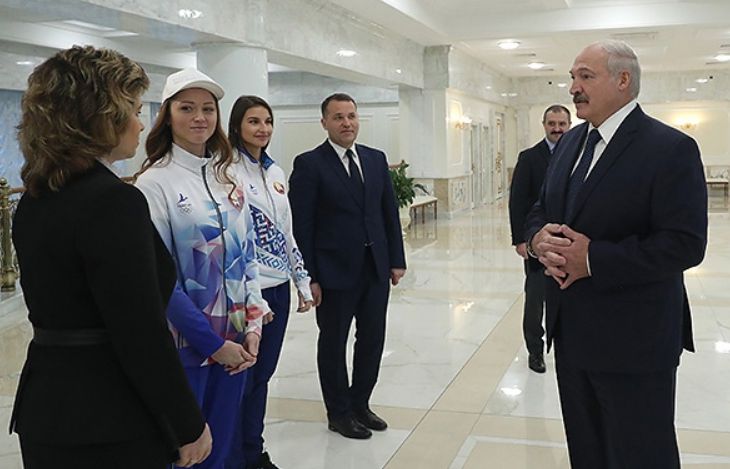 Герасименя и Санкович показали Лукашенко форму белорусской сборной для летней Олимпиады-2020 в Токио Герасименя и Санкович показали Лукашенко форму белорусской сборной для летней Олимпиады-2020 в Токио