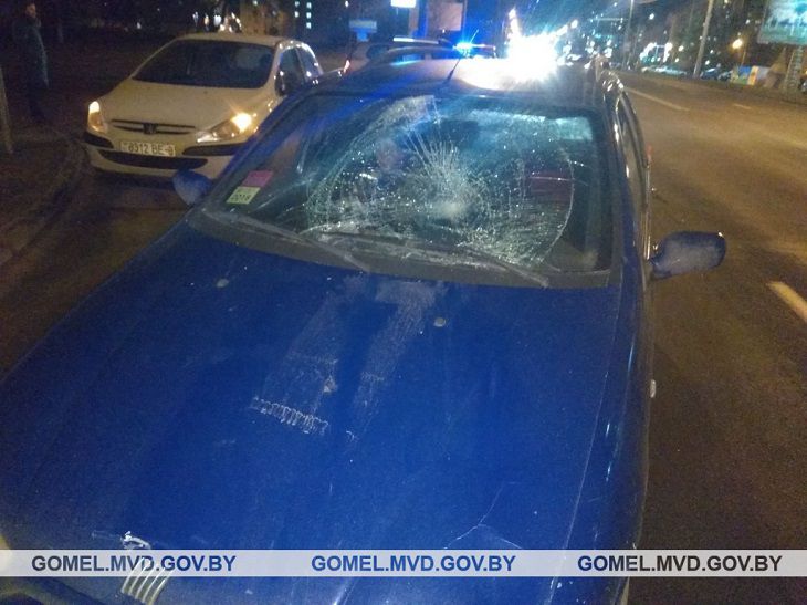 В Гомеле пьяный мужчина решил перейти дорогу вне перехода и попал под машину В Гомеле пьяный мужчина решил перейти дорогу вне перехода и попал под машину